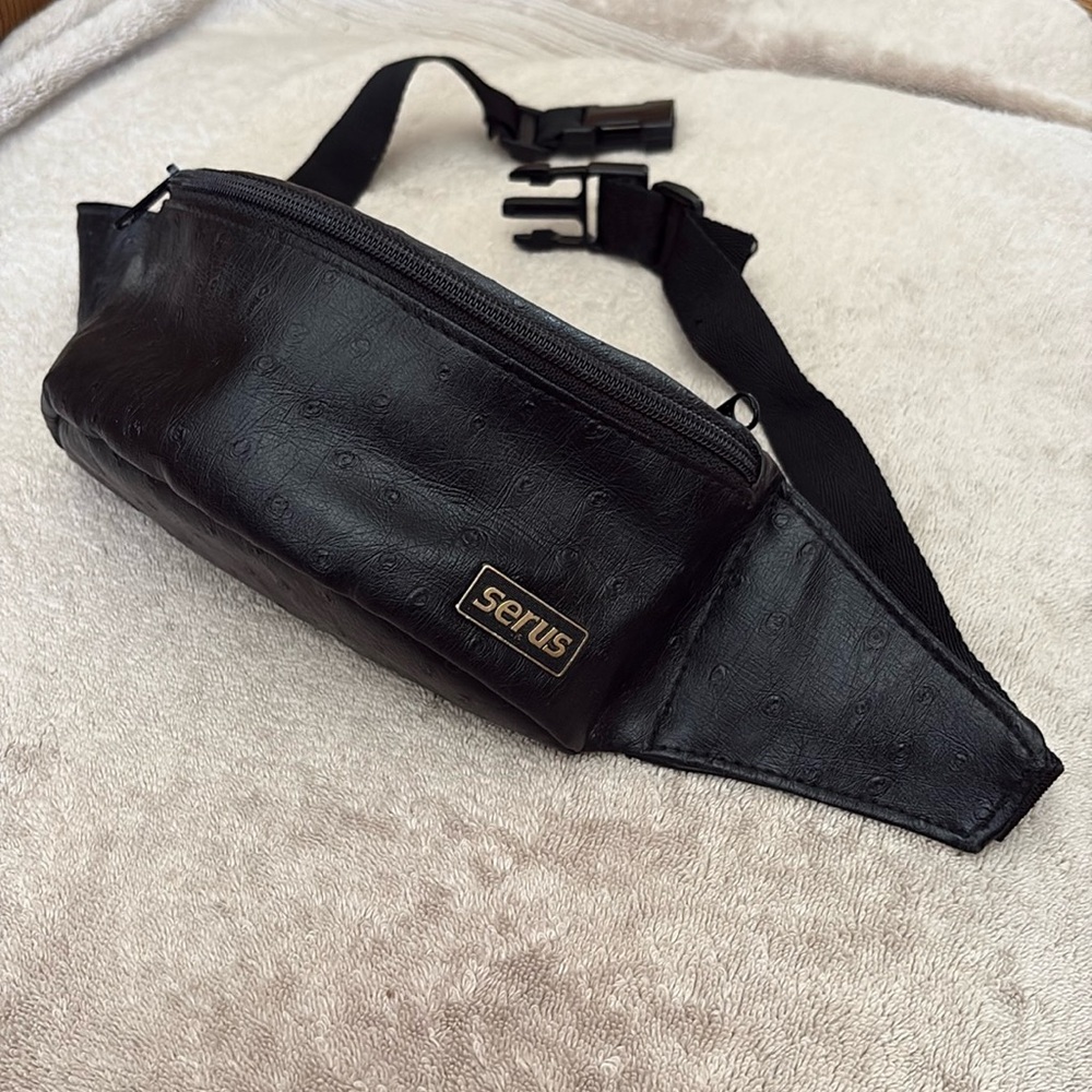 Seirus Innovatio Black Leatherette Belt Bag Ergonomic Design Adjustable Fit.